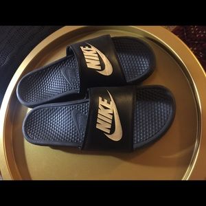 BLACK NIKE SLIPPERS